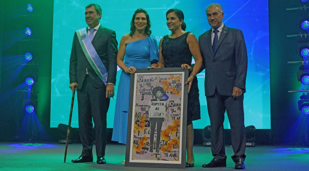 Por excelência e comprometimento Reinaldo Azambuja recebe Troféu