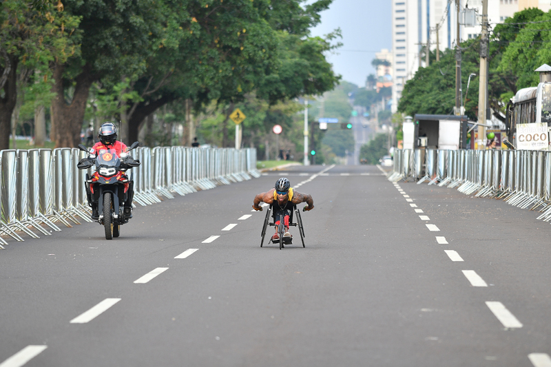 Atletas deficiência vencem provas de 15 km padrinho da Corrida