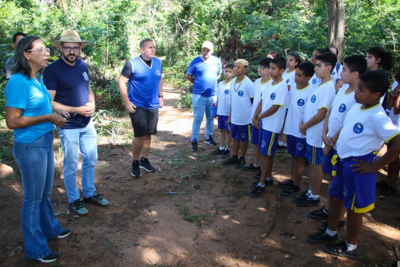 Equipe de Educação Ambiental realiza trilha na APA Jupiá com crianças do projeto AABB Comunidade