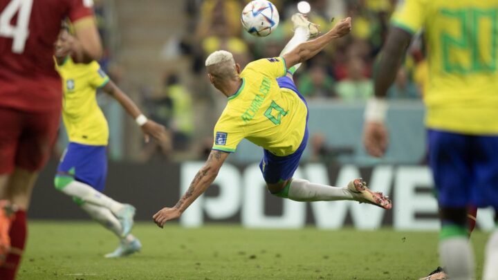 Gol de voleio de Richarlison é eleito o mais bonito da Copa do Catar