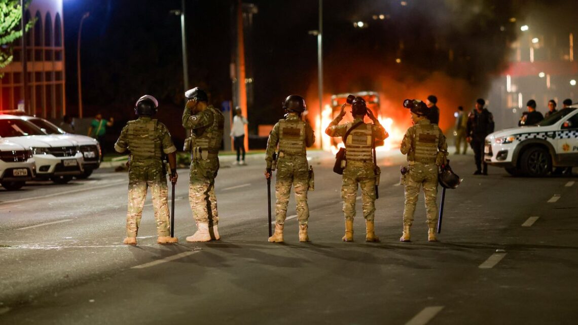 Manifestantes tentam invadir sede da PF e queimam veículos no DF