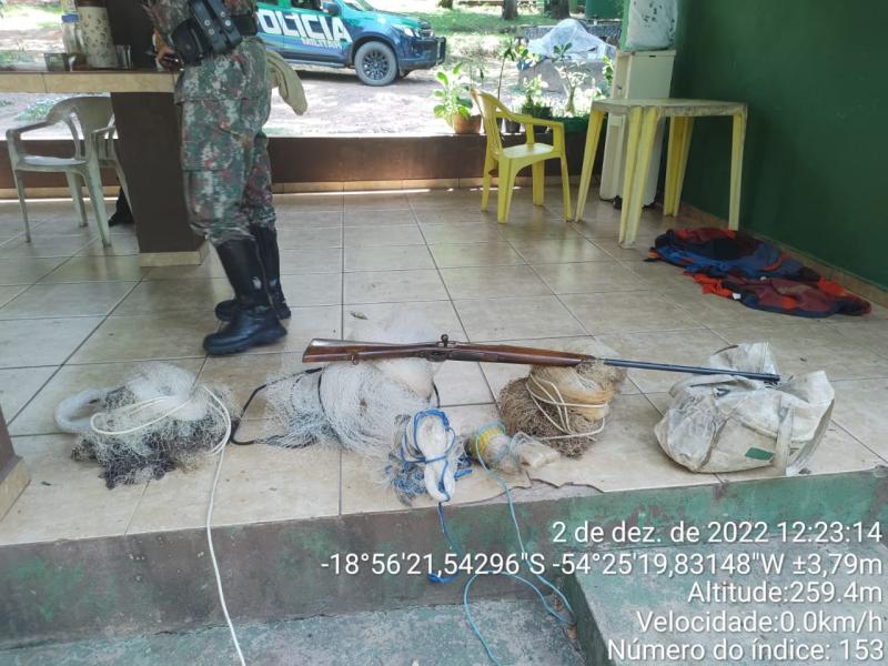 PMA de Campo Grande prende e autua em R$ 1,5 mil um pescador por pescar em piracema e porte ilegal de armas e apreende pescado, armas, munições e petrechos ilegais de pesca