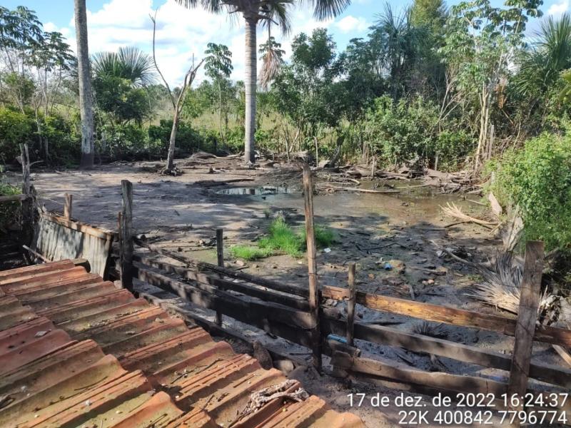 Polícia Militar Ambiental de Cassilândia autua dono de chácara em R$ 5 mil por desvio de córrego e por funcionar pocilga dentro de áreas de matas ciliares e de nascentes