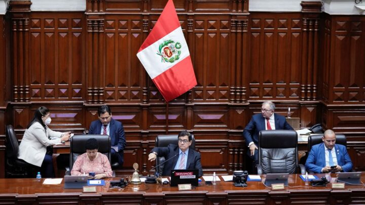 Presidente do Peru anuncia dissolução do Congresso e convoca eleições