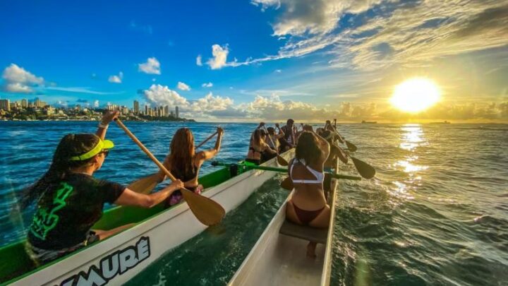 Primeiro sábado de 2023: cerca de 50 amigas se reúnem para atrair boas energias com remada, pôr do sol e lua cheia