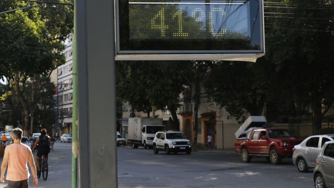 Rio: prefeitura autoriza servidores a usarem bermudas no verão