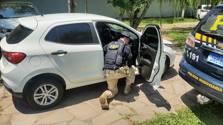 PRF recupera carro furtado e prende casal em Barra do Ribeiro