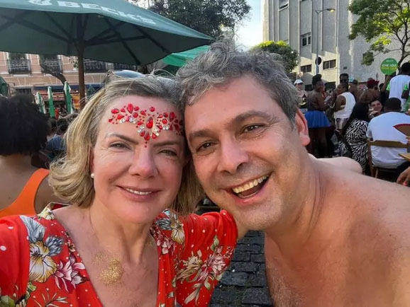 Gleisi Hoffmann é vista aos beijos com deputado durante a folia; assista