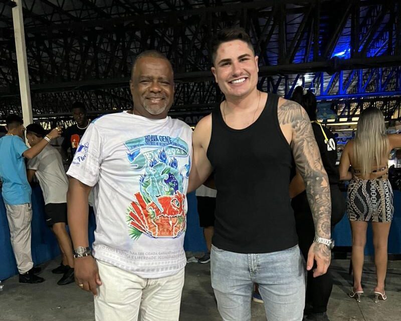 Influenciador Lucas Souza visita a Beija-Flor e poderá ser destaque da escola na Sapucaí