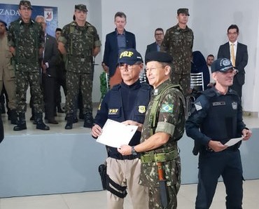 Chefe da Delegacia da PRF em Dourados recebe Diploma de ‘Amigo da 4ª Brigada de Cavalaria Mecanizada’ em Dourados (MS)