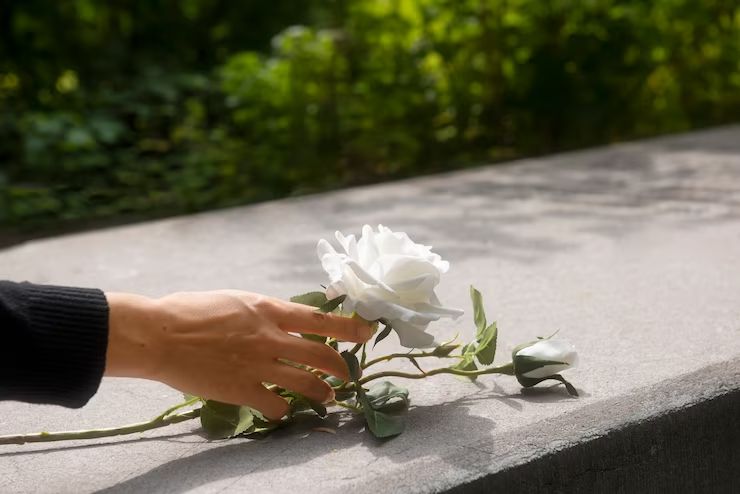 Auxílio funeral: o que é e qual a diferença para uma assistência funeral?