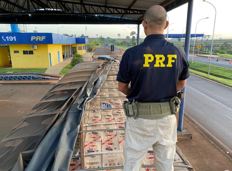 PRF apreende 600 mil maços de cigarros em Eldorado (MS)