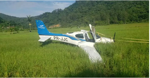 Avião com cinco pessoas cai em Santa Catarina; vídeo