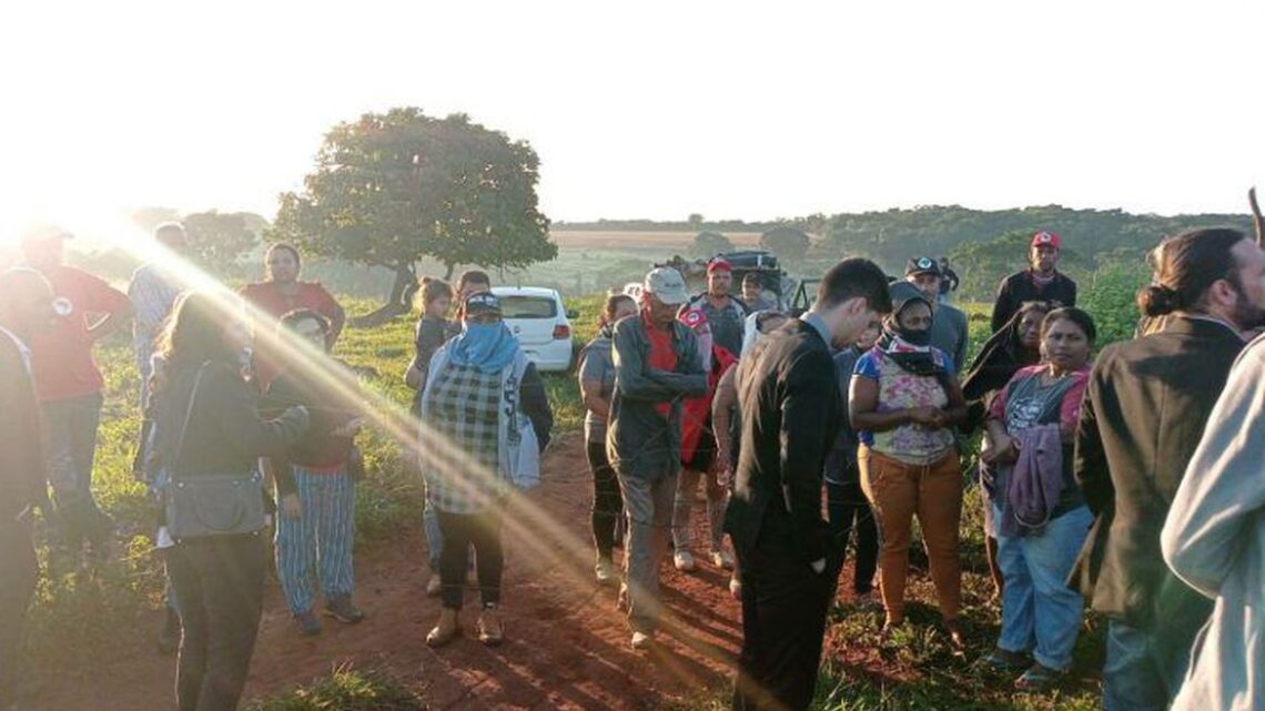 Mulheres do Movimento sem Terra ocupam fazenda em Goiás