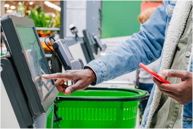 Supermercados em Minas Gerais modernizam atendimentos através de caixas de autoatendimento