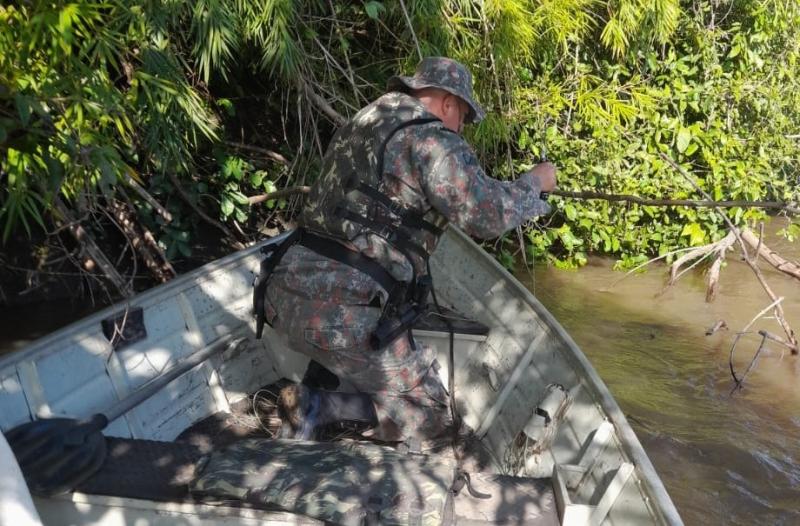 PMA de Aquidauana fiscaliza 31 embarcações, 128 pescadores, apreende anzóis de galho, soltando um peixe de grande porte de um deles e monitora cardume de lambari