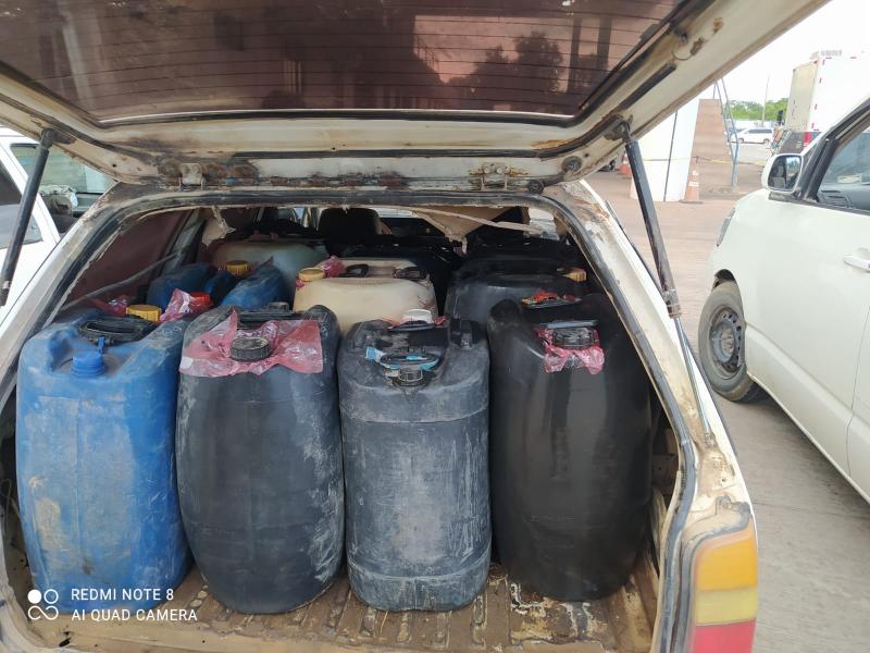 PMA de Corumbá prende dois bolivianos por contrabando de combustível e transporte ilegal de produto perigoso e apreende dois veículos e 1.200 litros de diesel