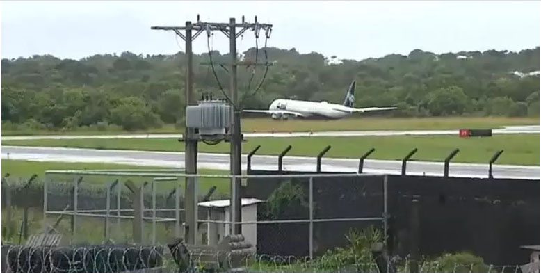 Avião ultrapassa limite de pista e para em matagal durante pouso no Aeroporto Internacional de Salvador