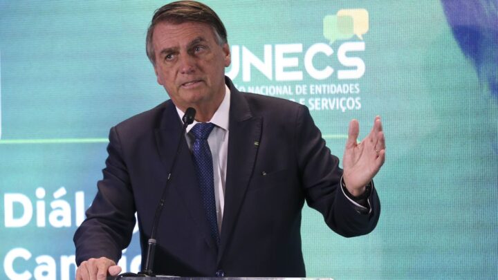 Bolsonaro não estaria isento de comprovar vacinação contra covid nos EUA, diz jornal