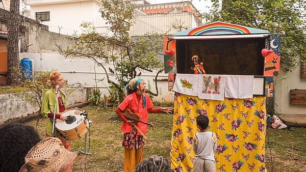 Coletiva Fanfarrosas apresenta teatro de mamulengos em praças públicas de São Paulo
