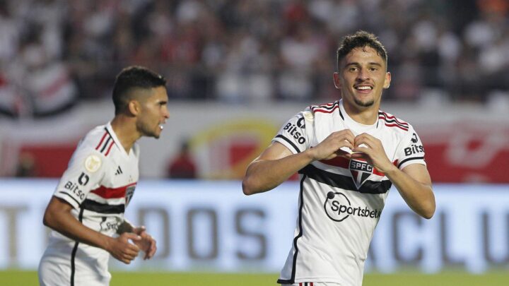 São Paulo faz 2 a 0 no Internacional e sobe para o G4 do Brasileirão