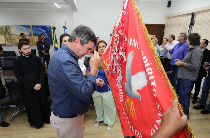 Governador recebe a Bandeira do Divino e reforça tradição que faz parte da história de MS