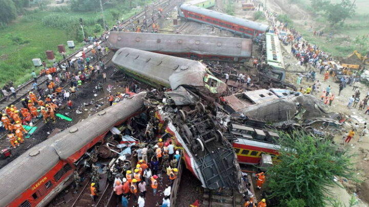 Número de mortos em acidente de trem na Índia pode chegar a 388, avaliam autoridades