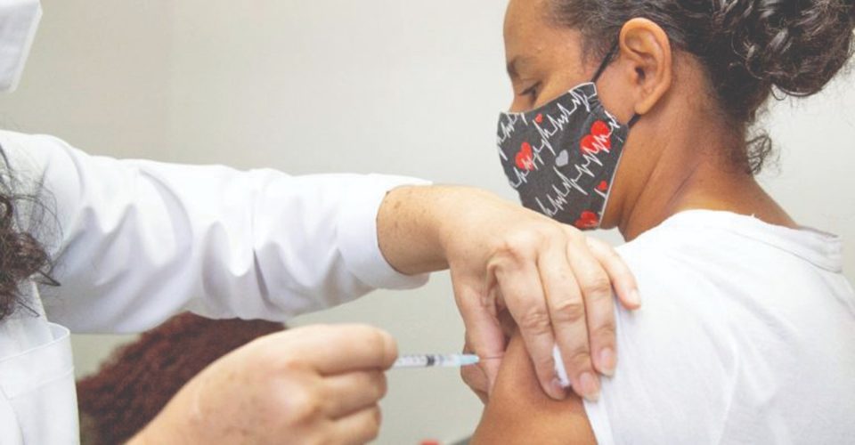 Infectologista e oncologista explicam a importância da imunização da mulher ao longo da vida