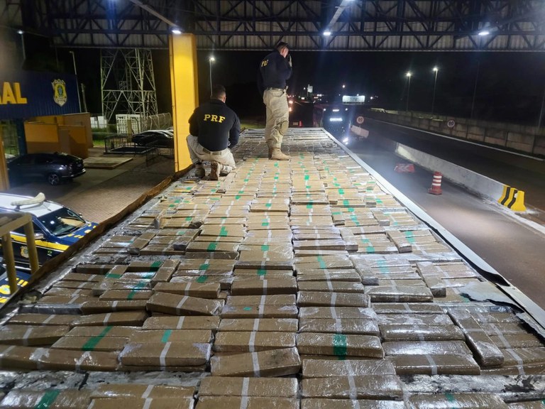 PRF apreende duas toneladas de maconha em câmara fria