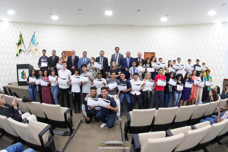 COM DUAS SESSÕES ANTES DO RECESSO, CÂMARA DE CHAPADÃO DO SUL FINALIZA PRIMEIRA ETAPA DO PROJETO “CÂMARA VAI À ESCOLA”