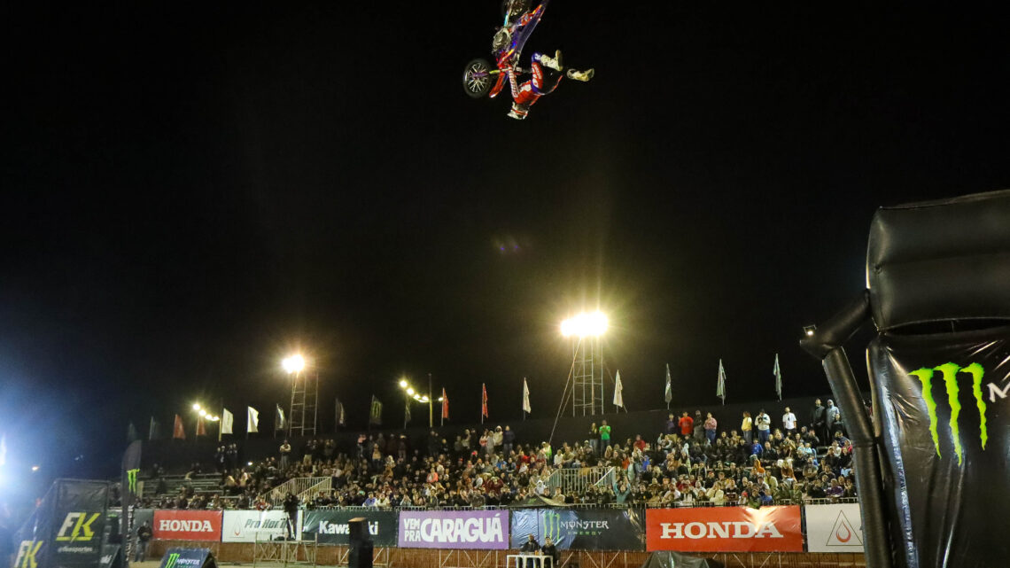 Abertura do Arena Freestyle Show 2023 levanta o público em Caraguatatuba (SP)