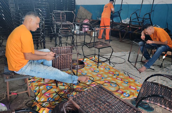 Do pó ao produto final, internos produzem cadeiras de fio em penitenciária de Campo Grande