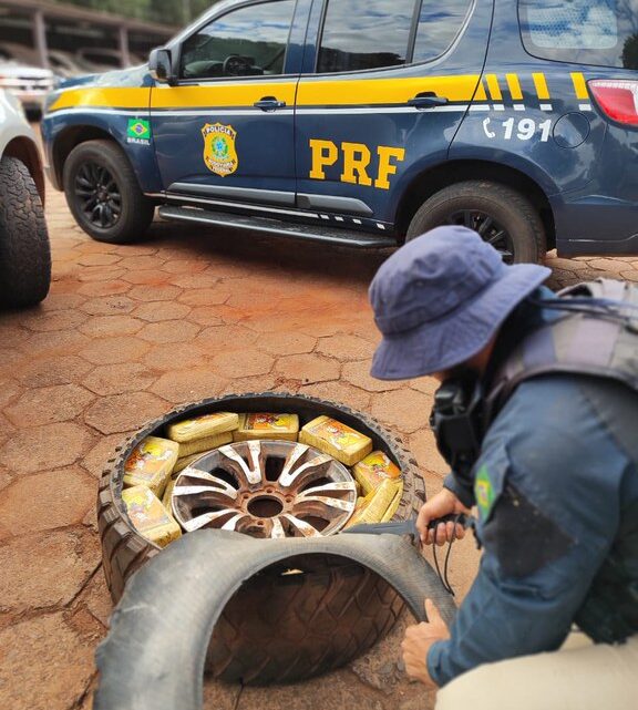 PRF apreende 51,2 Kg de cocaína no estepe de uma caminhonete em Campo Grande (MS)
