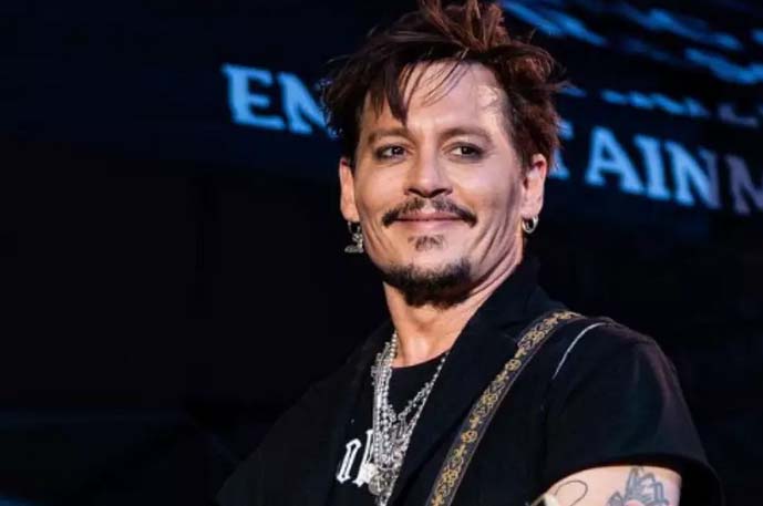 Johnny Depp é encontrado inconsciente em hotel antes de show, diz site