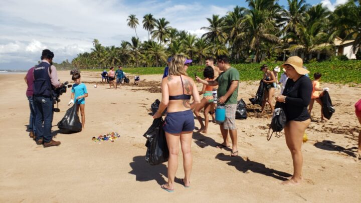 Moradores da praia de Busca Vida são conscientizados sobre o descarte consciente do lixo