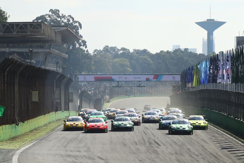 Grupo SADA transporta 77 carros da Porsche Cup