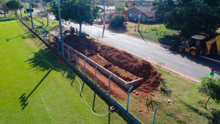 Prefeitura de Três Lagoas – MS executa construção de arquibancada no Campo de futebol no distrito de Arapuá