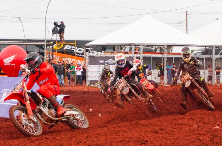 Velocidade e emoção do Campeonato Brasileiro de Motocross atraem grande público na Capital