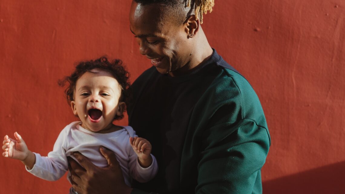 Campanha de Dia dos Pais da AmorSaúde é pautada por acessibilidade e saúde mental 