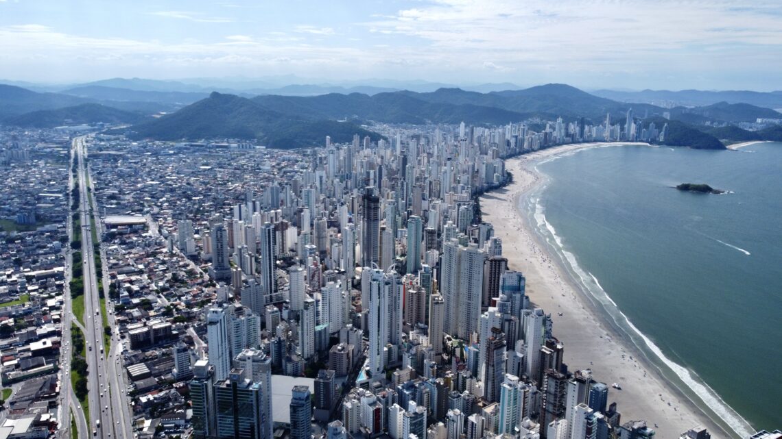 IMÓVEIS/CONSTRUÇÃO CIVIL/NEGÓCIOS: Balneário Camboriú já possui 7 dos 10 maiores edifícios arranha-céus do Brasil