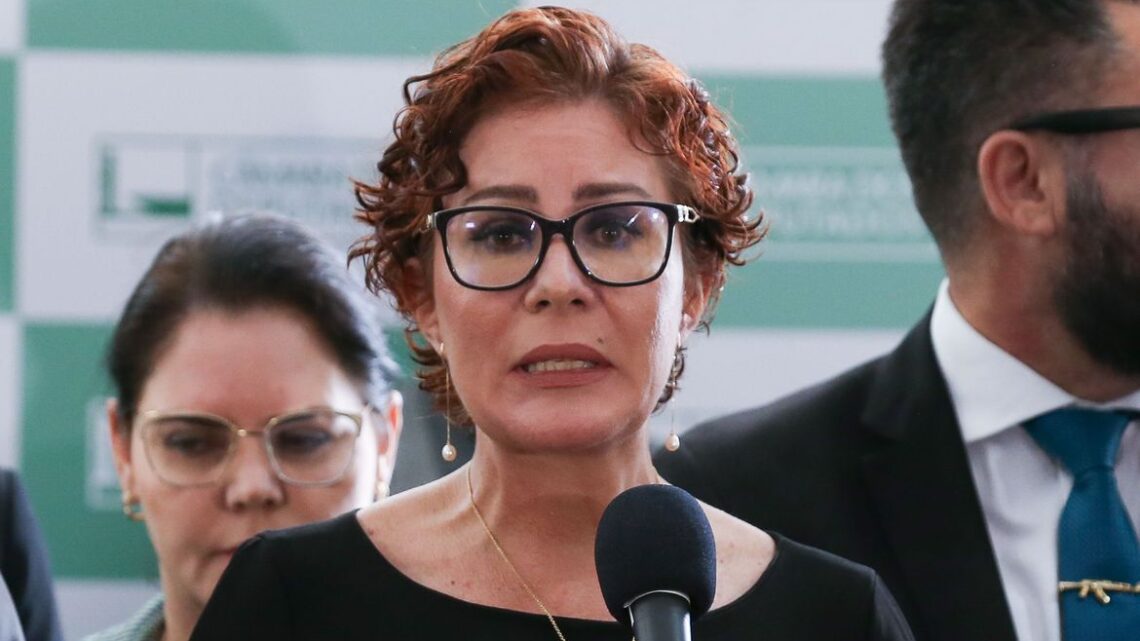 STF torna ré deputada Carla Zambelli por perseguição com arma