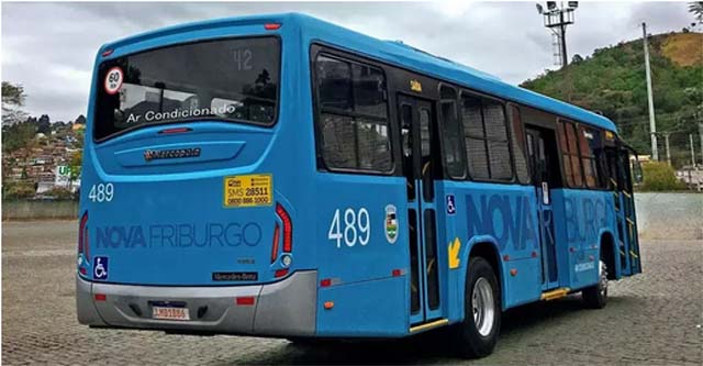 Estudante morre ao colocar cabeça para fora da janela de ônibus e ser atingida por poste