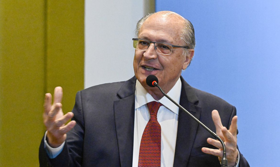 Percentual de álcool na gasolina pode aumentar para 30%, diz Alckmin