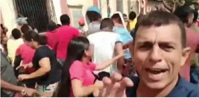 Vereador acusa prefeito de suborno e joga R$ 250 mil pela janela; veja vídeo