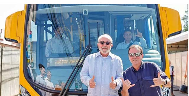 Motorista rouba a cena ao ‘fazer o L’ em foto de Lula com Eduardo Paes; veja