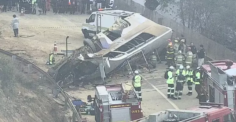 Ônibus com torcedores do Corinthians capota e deixa mortos em Minas Gerais