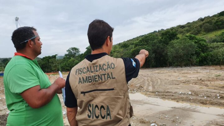Polícia identifica responsável por despejo irregular no Rio Guandu