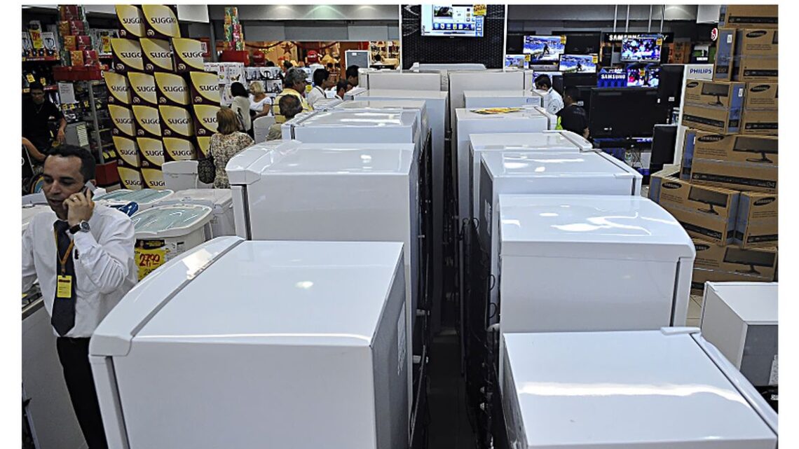 Programa de eficiência energética promove troca de geladeiras