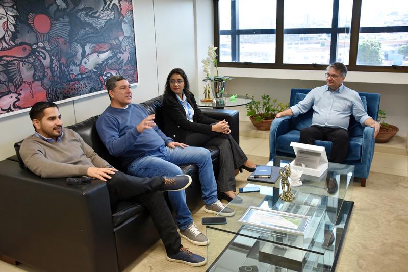 Em visita ao Senai, autoridades e empresários paraguaios discutem oferta de cursos em Concepción