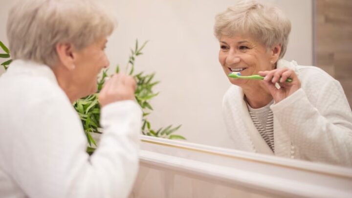 Menopausa e saúde bucal: dentista fala sobre esta relação e dá dicas para as mulheres
